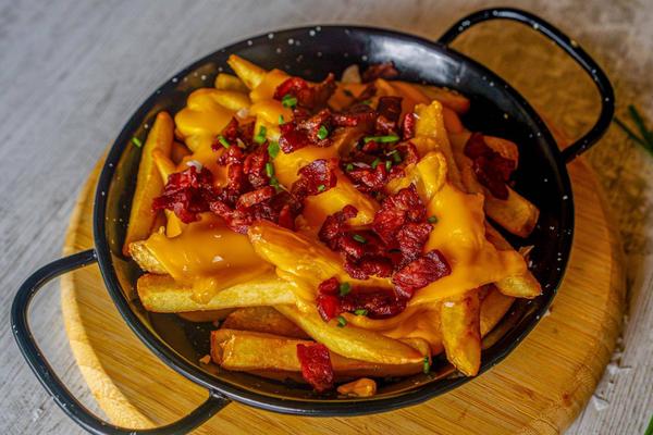 Cartofi Prăjiți cu Cheddar și Bacon